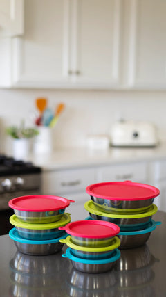 thre sizes of the 6 piece bowl sets.  Lid colours re red, blu and green. 