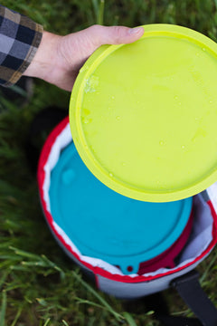 Silicone lids on the stainless steel pet bowls to lock in freshness while traveling. 