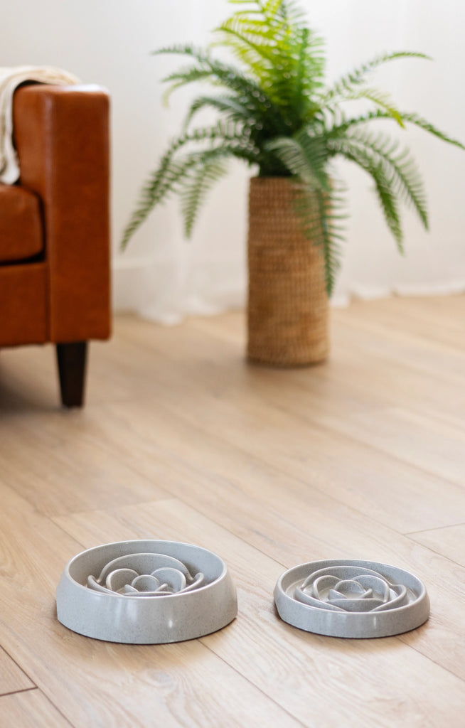 Size comparison of small and large light grey slow feeders