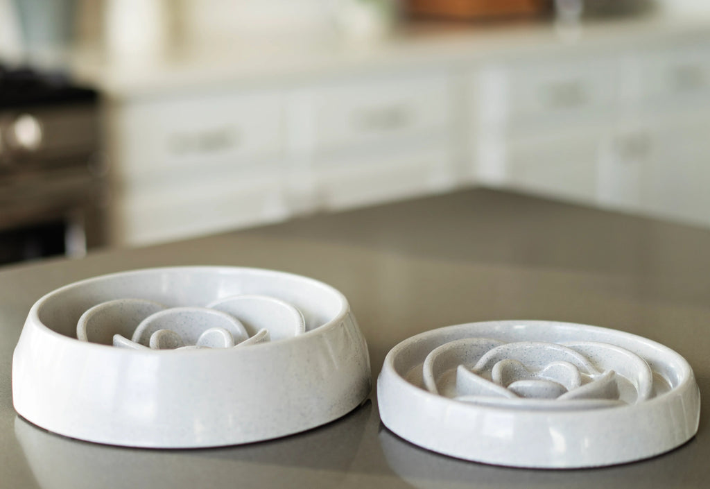 Size comparison for large and small slow feeders